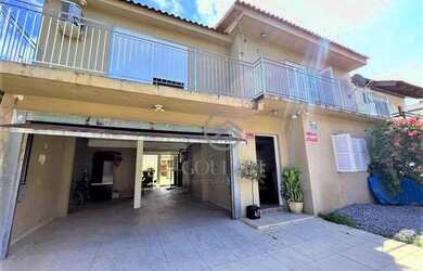 Imagem: A casa possui 4 Dormitórios, 3 Banheiros, 5 Vagas na garagem