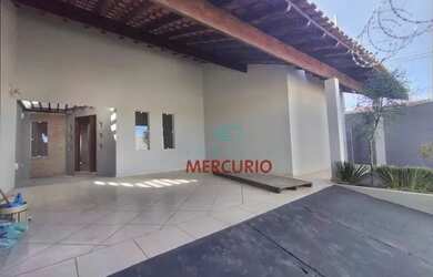 Imagem: A casa à venda possui 3 Dormitórios, 3 Banheiros, 4 Vagas