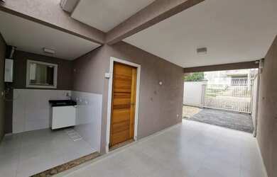 Imagem: A casa possui 3 Dormitórios, 1 Banheiro, 2 Vagas na garagem