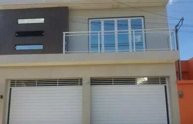 Imagem: A casa possui 3 Dormitórios, 2 Banheiros, 2 Vagas na garagem