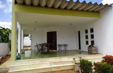 Imagem: A casa possui 3 Dormitórios, 2 Banheiros, 3 Vagas na garagem