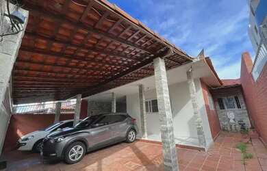 Imagem: A casa possui 3 Dormitórios, 3 Banheiros, 3 Vagas na garagem