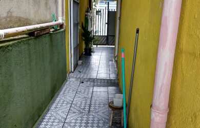 Imagem: A casa possui 4 Dormitórios, 3 Banheiros, 2 Vagas na garagem