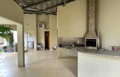 Imagem: A casa possui 3 Dormitórios, 3 Banheiros, 2 Vagas na garagem