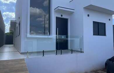 Imagem: A casa possui 3 Dormitórios, 2 Banheiros, 2 Vagas na garagem