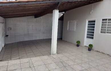 Imagem: A casa possui 3 Dormitórios, 2 Banheiros e 2 Vagas na garagem