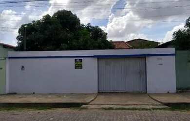 Imagem: A casa possui 3 Dormitórios, 2 Banheiros, 2 Vagas na garagem