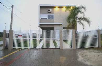 Imagem: A casa possui 3 Dormitórios, 3 Banheiros, 2 Vagas na garagem