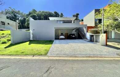 Imagem: A casa possui 3 Dormitórios, 5 Banheiros, 4 Vagas na garagem