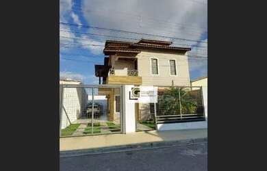 Imagem: A casa possui 3 Dormitórios, 3 Banheiros, 4 Vagas na garagem