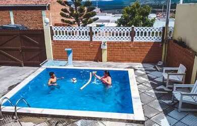 Imagem: A casa possui 3 Dormitórios, 2 Banheiros, 2 Vagas na garagem