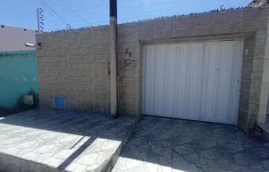 Imagem: A casa possui 3 Dormitórios, 2 Banheiros, 2 Vagas na garagem