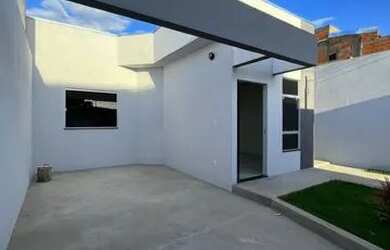 Imagem: A casa possui 3 Dormitórios, 2 Banheiros, 2 Vagas na garagem