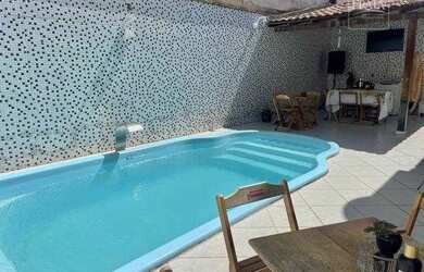 Imagem: A casa possui 4 Dormitórios, 2 Banheiros, 5 Vagas na garagem