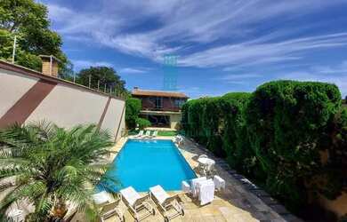 Imagem: A casa possui 4 Dormitórios, 3 Banheiros, 5 Vagas na garagem