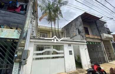 Imagem: A casa possui 4 Dormitórios, 5 Banheiros, 2 Vagas na garagem