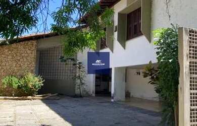 Imagem: A casa possui 4 Dormitórios, 4 Banheiros, 5 Vagas na garagem