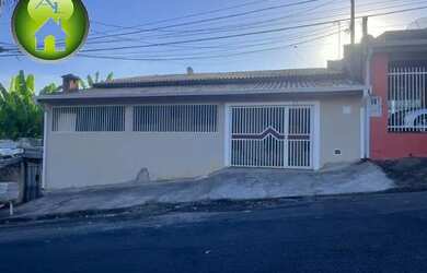 Imagem: A casa possui 3 Dormitórios, 2 Banheiros, 2 Vagas na garagem