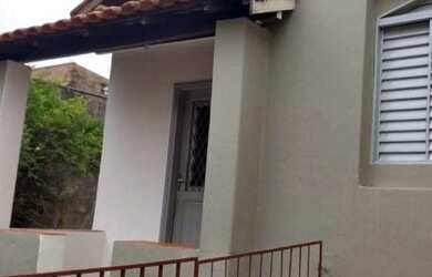 Imagem: A casa possui 1 Dormitório, 1 Banheiro, 1 Vaga na garagem e