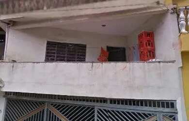 Imagem: A casa possui 3 Dormitórios, 1 Banheiro, 2 Vagas na garagem