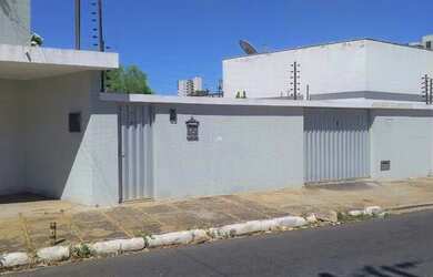 Imagem: A casa possui 5 Dormitórios, 4 Banheiros, 2 Vagas na garagem