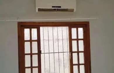 Imagem: A casa possui 2 Dormitórios, 2 Banheiros, 3 Vagas na garagem