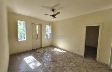 Imagem: A casa possui 4 Dormitórios, 2 Banheiros, 2 Vagas na garagem