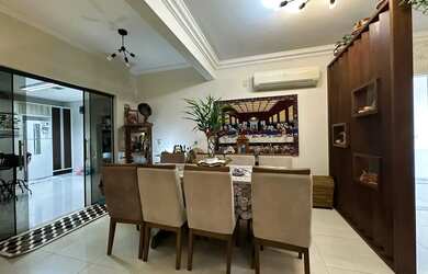 Imagem: A casa possui 3 Dormitórios, 3 Banheiros, 2 Vagas na garagem