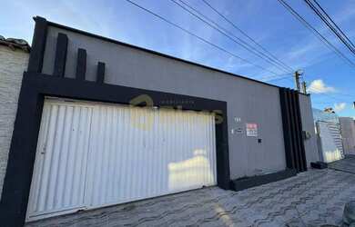 Imagem: A casa possui 3 Dormitórios, 2 Banheiros, 2 Vagas na garagem