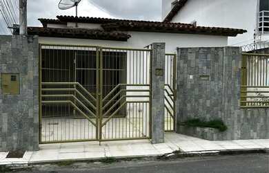 Imagem: A casa possui 2 Dormitórios, 2 Banheiros, 1 Vaga na garagem