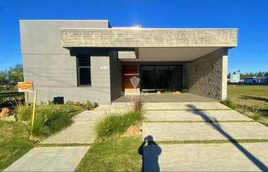 Imagem: A casa possui 3 Dormitórios, 3 Banheiros, 2 Vagas na garagem