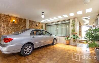 Imagem: A casa possui 3 Dormitórios, 3 Banheiros, 2 Vagas na garagem