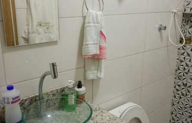 Imagem: A casa possui 2 Dormitórios, 2 Banheiros, 1 Vaga na garagem