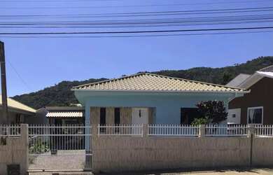 Imagem: A casa possui 3 Dormitórios, 3 Banheiros, 1 Vaga na garagem