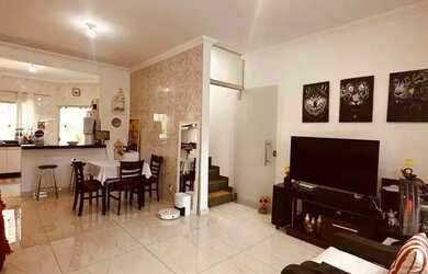 Imagem: A casa possui 2 Dormitórios, 2 Banheiros, 2 Vagas na garagem