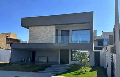 Imagem: A casa em condomínio possui 4 Dormitórios, 5 Banheiros, 3