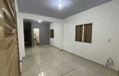 Imagem: A casa possui 4 Dormitórios, 2 Banheiros, 2 Vagas na garagem