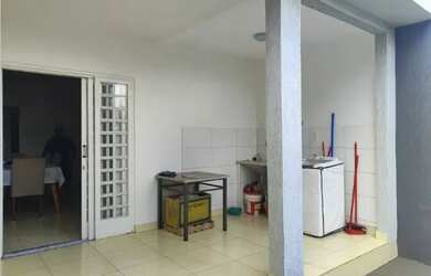 Imagem: A casa possui 3 Dormitórios, 1 Banheiro, 1 Vaga na garagem