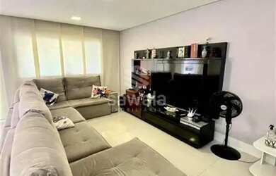 Imagem: A casa possui 4 Dormitórios, 5 Banheiros, 2 Vagas na garagem