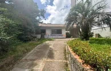 Imagem: A casa possui 3 Dormitórios, 2 Banheiros, 4 Vagas na garagem