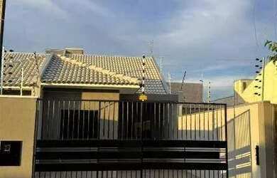 Imagem: A casa possui 3 Dormitórios, 1 Banheiro, 2 Vagas na garagem