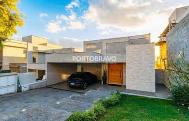 Imagem: A casa possui 4 Dormitórios, 5 Banheiros, 4 Vagas na garagem