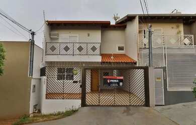 Imagem: A casa possui 3 Dormitórios, 3 Banheiros, 2 Vagas na garagem