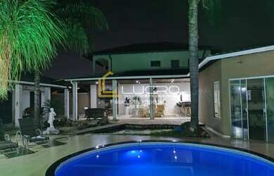 Imagem: A casa possui 3 Dormitórios, 5 Banheiros, 2 Vagas na garagem