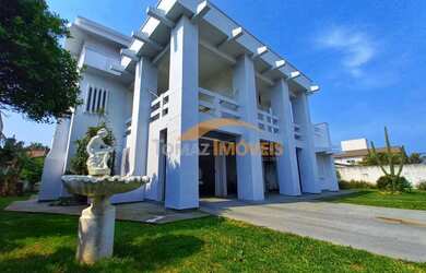 Imagem: A casa possui 5 Dormitórios, 4 Banheiros, 2 Vagas na garagem