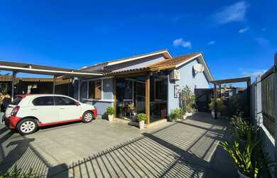 Imagem: A casa possui 3 Dormitórios, 1 Banheiro, 3 Vagas na garagem