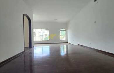 Imagem: A casa possui 5 Dormitórios, 5 Banheiros, 5 Vagas na garagem