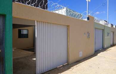 Imagem: A casa possui 2 Dormitórios, 1 Banheiro, 2 Vagas na garagem