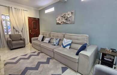 Imagem: A casa possui 3 Dormitórios, 3 Banheiros, 2 Vagas na garagem