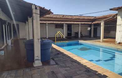 Imagem: A casa possui 5 Dormitórios, 5 Banheiros, 5 Vagas na garagem